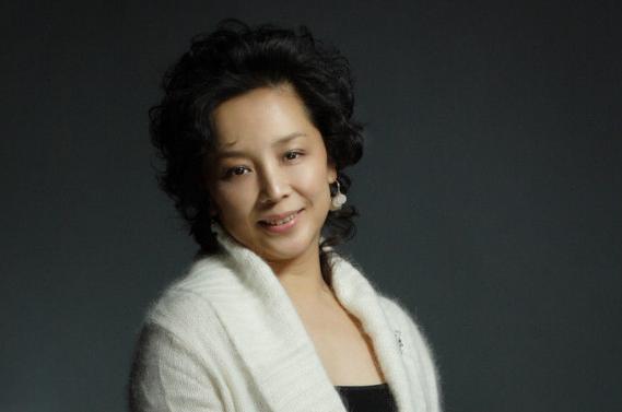 全家都是演员6岁出道演戏,曾获金狮奖,嫁同班同学34年恩爱如初|吕凉