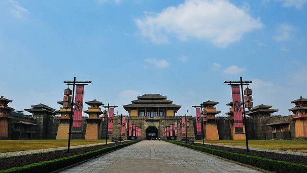 为拍电影,他斥资12亿耗时6年建成一座城,现门票一年赚10亿