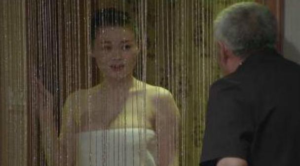 她是赵本山的徒弟,凭借一条浴巾走红,被网友称为:"乡村巨霸"