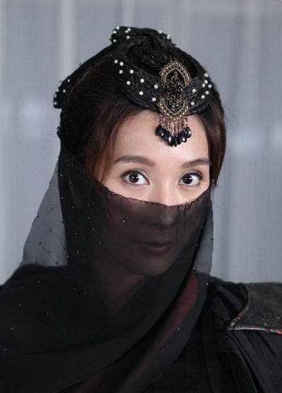 女星穿黑衣古装蒙面,蒋欣像个侠客,赵丽颖又美又神秘!