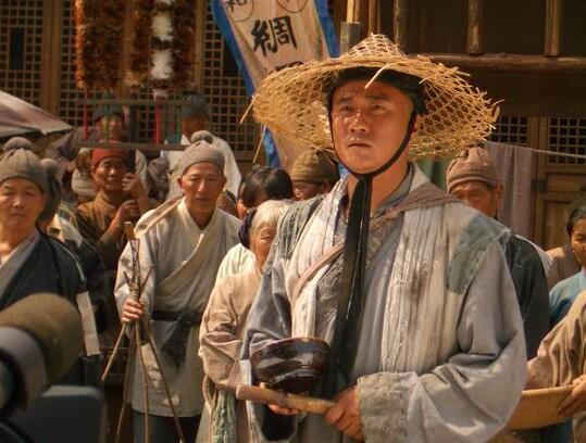 为了活命,只能去外面逃生,在外面几年里,朱元璋当过和尚,乞丐,后来