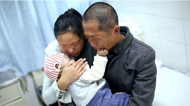 38岁女子好不容易怀孕,医生却让打掉,孩子出生一家人哭成一团