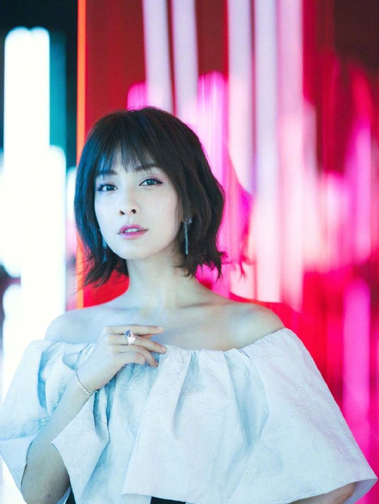吴昕微博晒美照,感慨好喜欢新发型,完美驾驭女人味十足