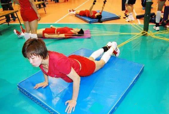 女排姑娘们训练有多严?李盈莹:不仅累,连吃的东西都有规定!