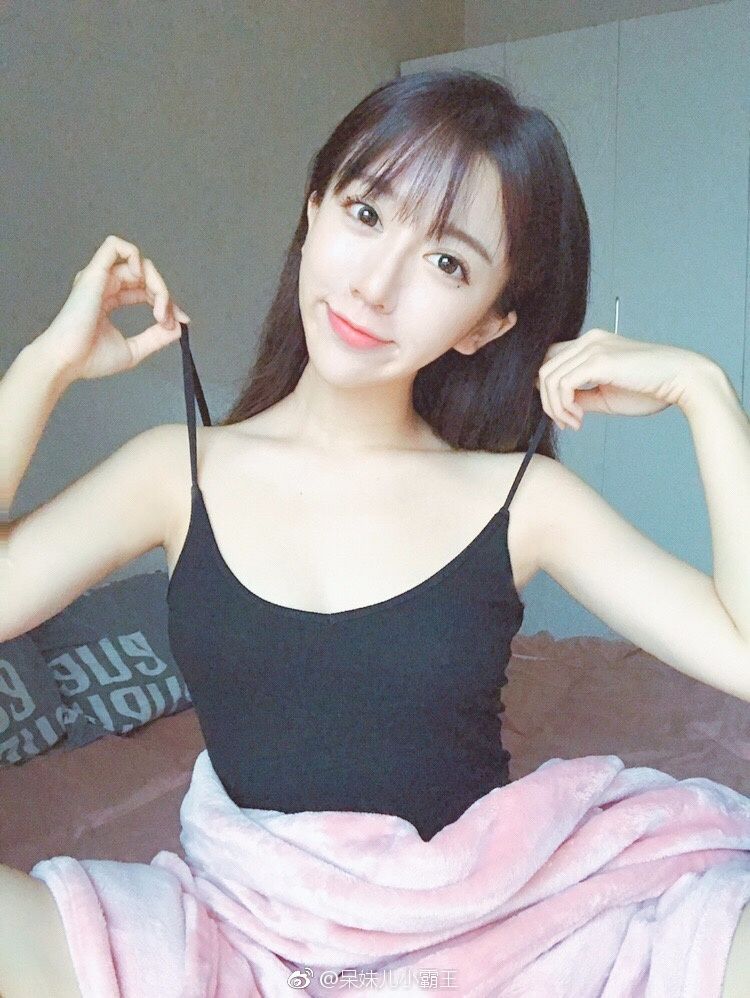 斗鱼"吃鸡一姐"呆妹儿深夜晒福利照,网友:第一次有心动的感觉