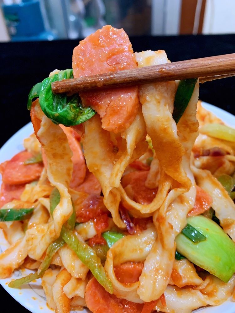 面馆里的西红柿炒面要12块钱,家里三块钱成本做一碗,味道不输