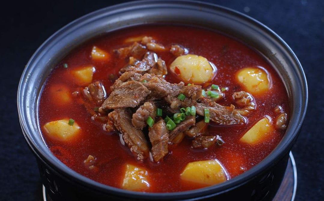炖牛腩时不要直接下锅炖提前加1个步骤牛腩软烂可口还不腥