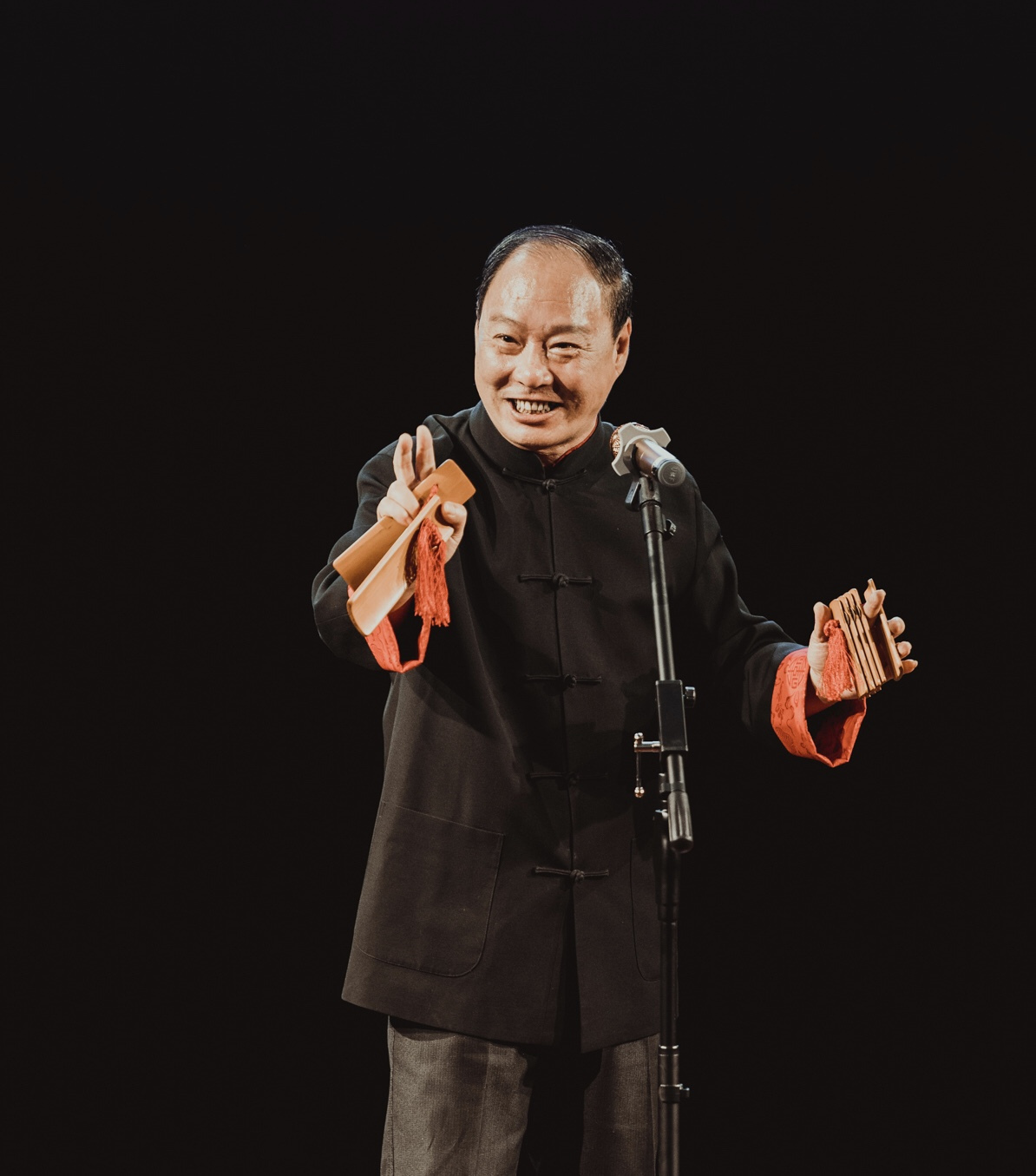 李少杰老师演唱的快板书《天安门广场看升旗》震撼全场,久居海外的