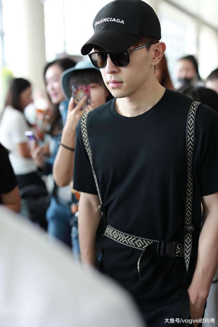 邓伦机场出行未修照曝光, 满脸憔悴和疲惫, 一流颜值降成二流