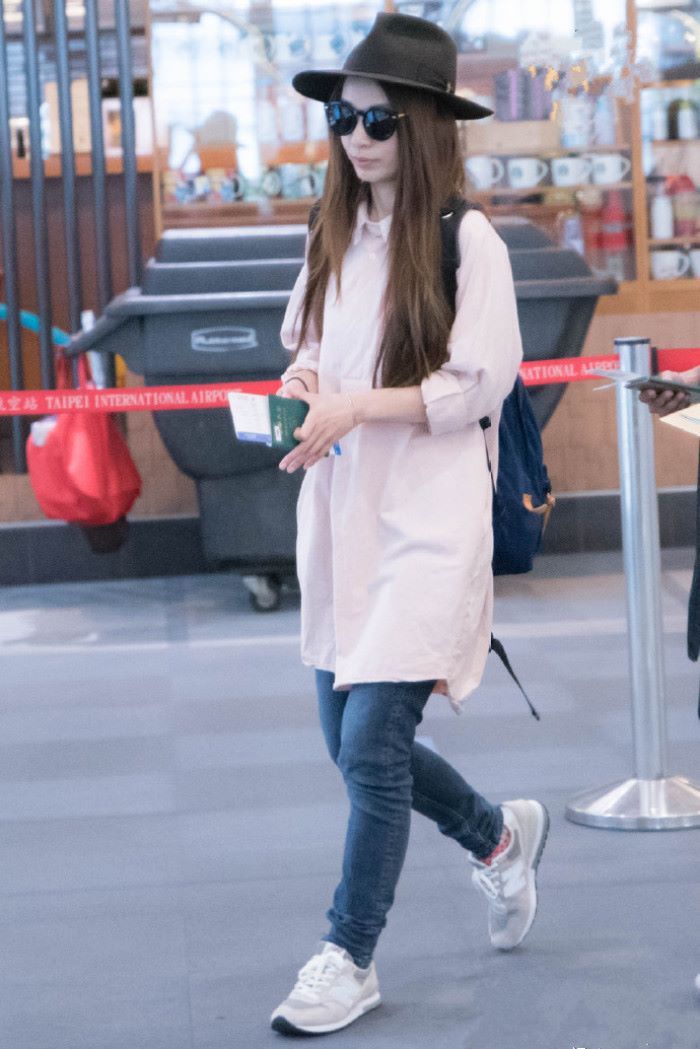 田馥甄再次挑战"小短腿底线",选错裤子更尴尬!