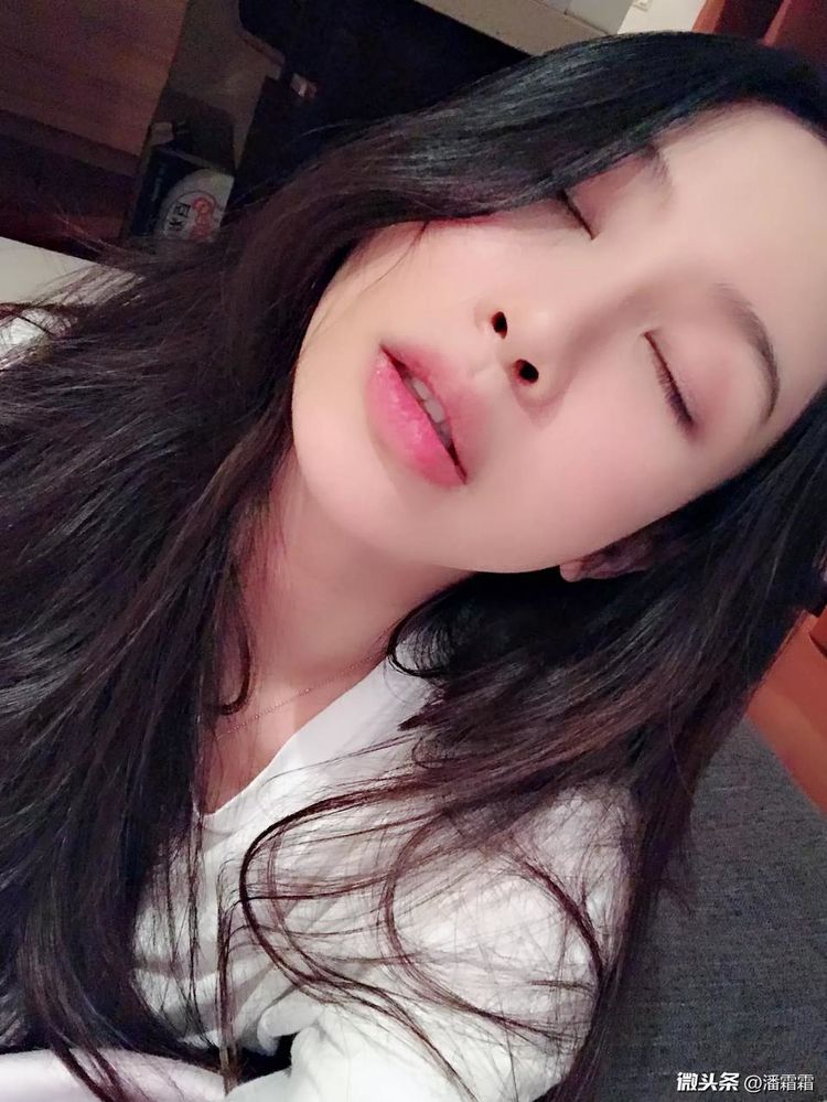 女网红为炒作自己晒床头照片假装睡觉十分做作路人看不下去