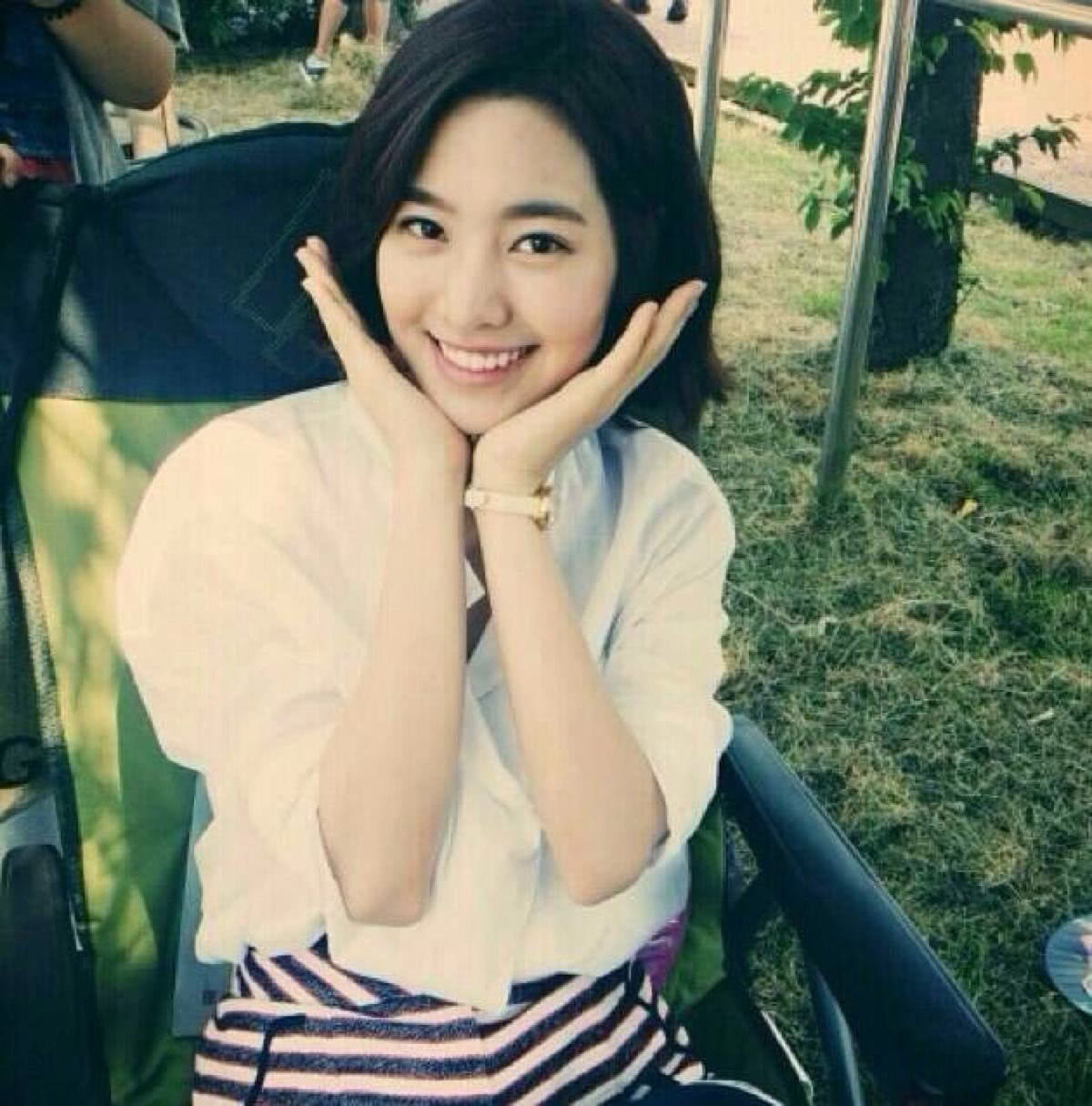 不论是在相貌还是演技,如今25岁的陈世妍都是非常优秀的.