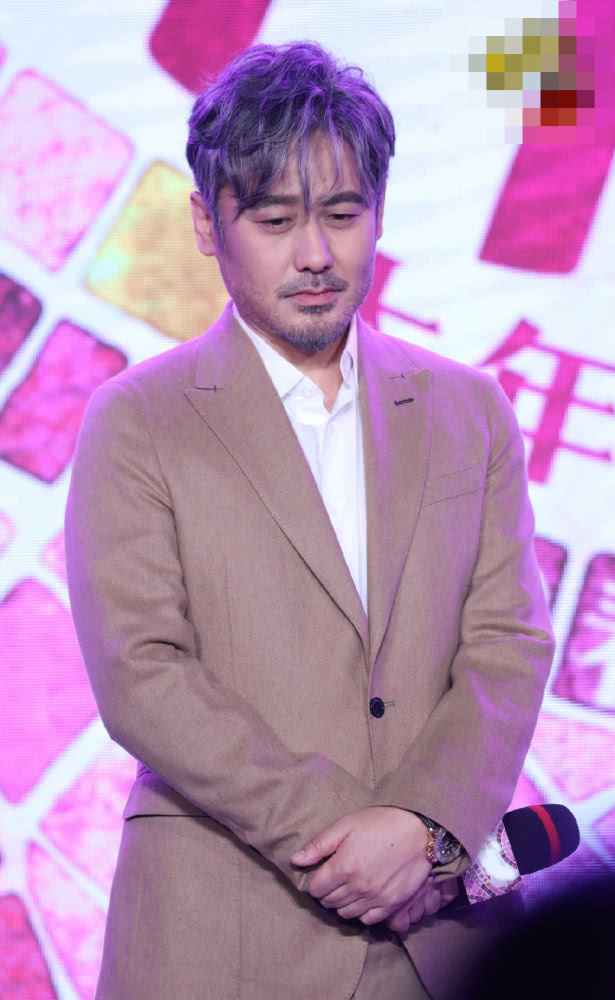 吴秀波亮相新电影发布会,小表情无缝切换"大叔"依然帅气