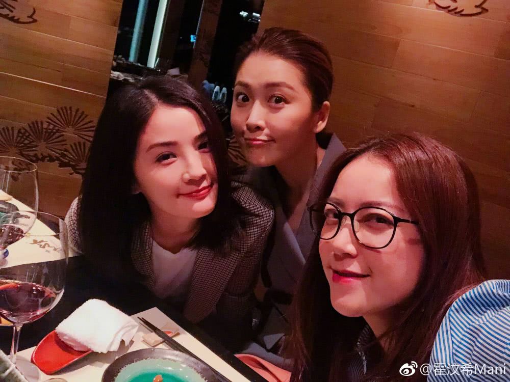 阿sa近照满脸胶原蛋白少女感满满!合影小心机比脸小