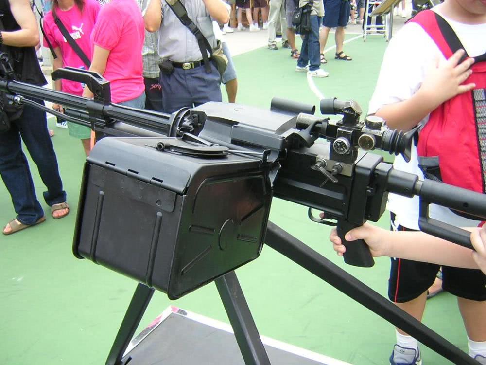 1公斤89式机枪的弹链盒容量为51发弹,包括17节可散弹链在内重量是2.