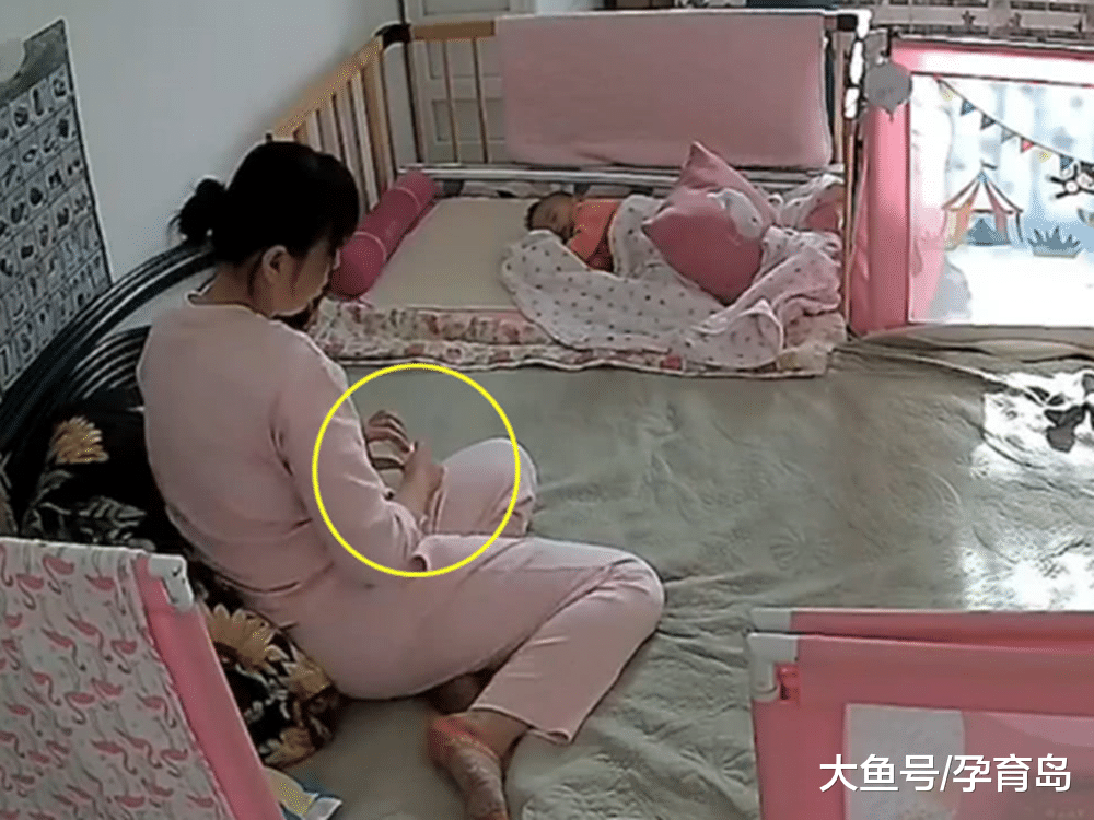 当宝宝睡觉时, 妈妈从监控器里看到保姆在做这个, 感动得快哭了