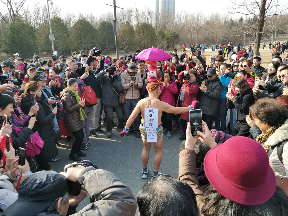 八旬"顶碗大爷"再次现身北京光猪跑,打出低头有度正能量标语