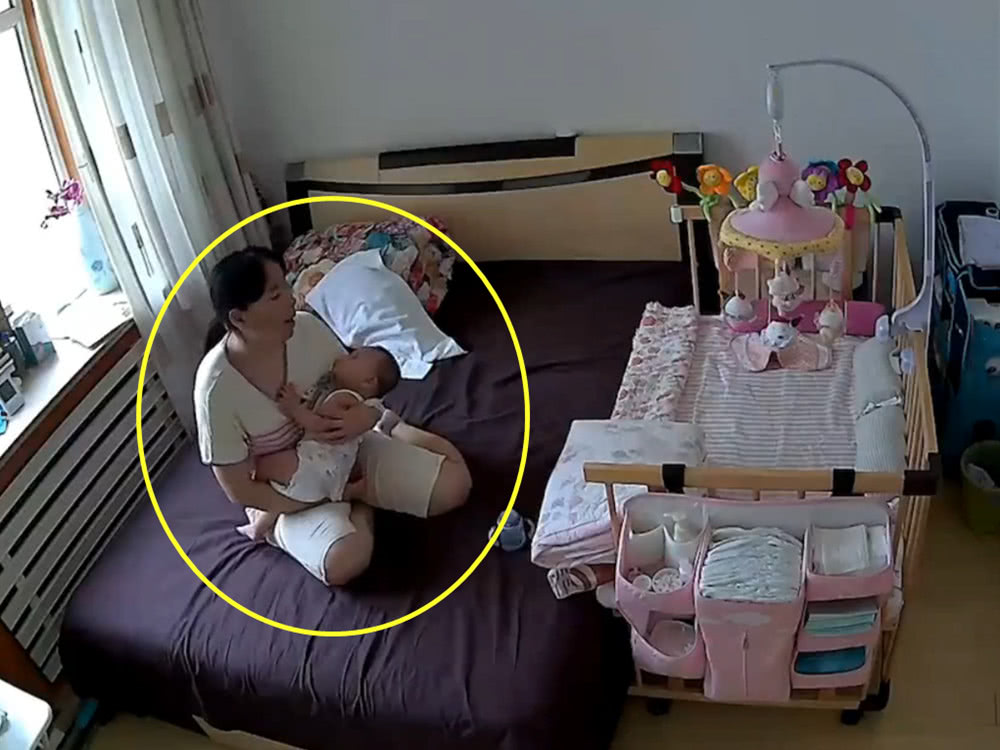 宝妈没时间照顾孩子,调出监控后看到保姆的做法,感动了