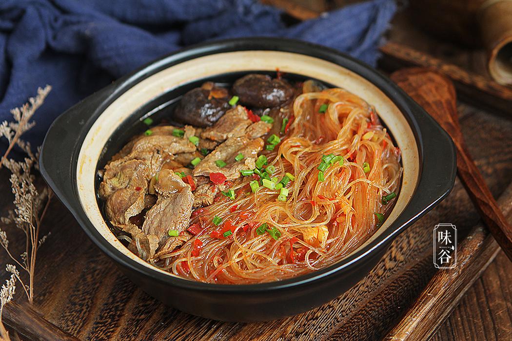 小寒节气,来一锅热辣辣粉丝牛肉煲,汤汁鲜美暖胃,真幸福!