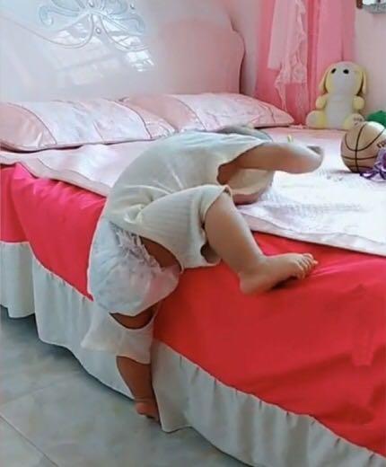 宝宝想去床上拿玩具,但是怎么都爬不上去,宝宝的表情,很可爱