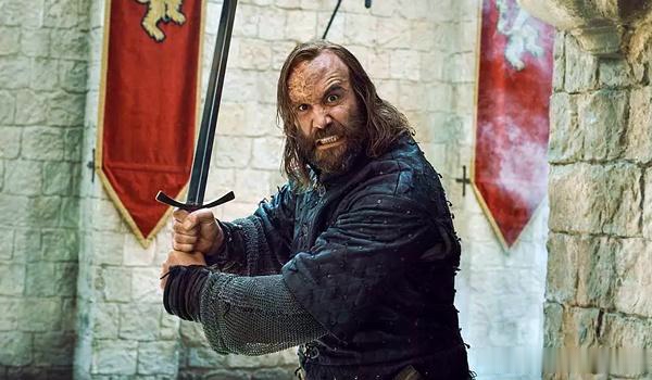 谷地的骑士,珊莎,美人和乖罗宾出发去了谷地.