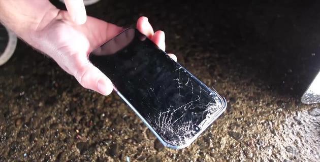 老外将iphonexr狠狠砸向水泥地面,结果玻璃机身摔得稀碎