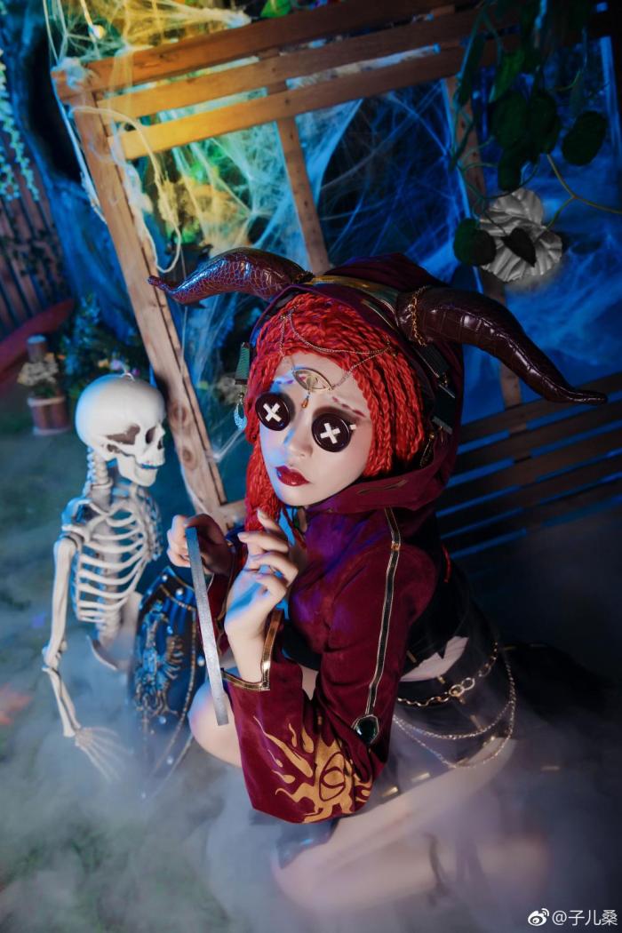 第五人格cos祭司小姐姐快开启你的魔法通道带我逃跑吧