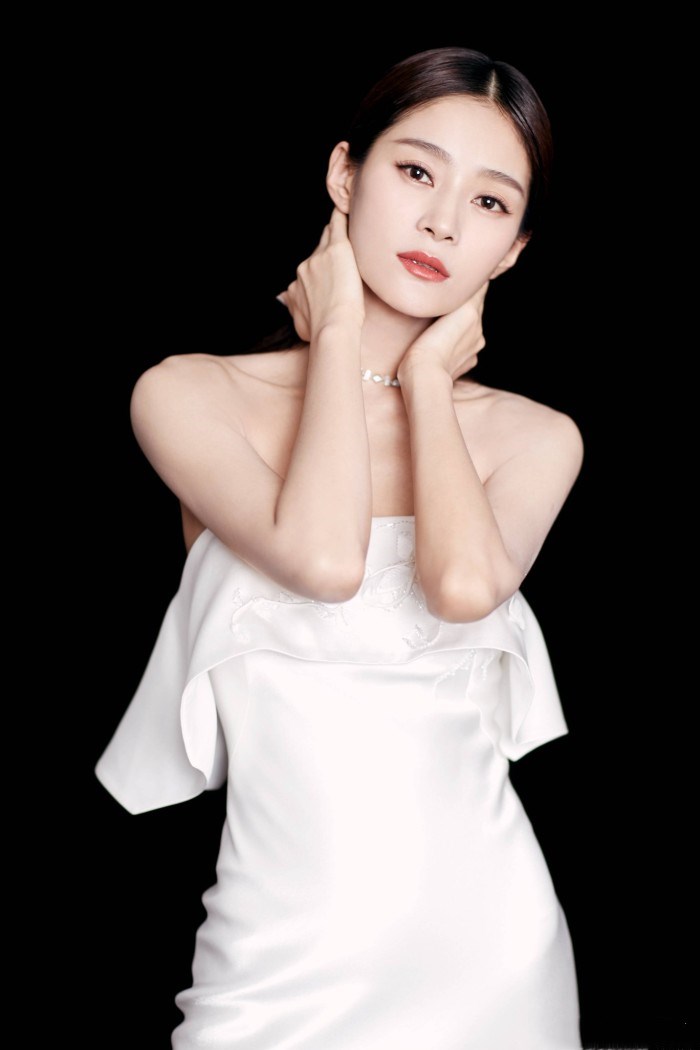 王媛可一袭抹胸礼服裙,穿出了童话世界公主的感觉,太惊艳!