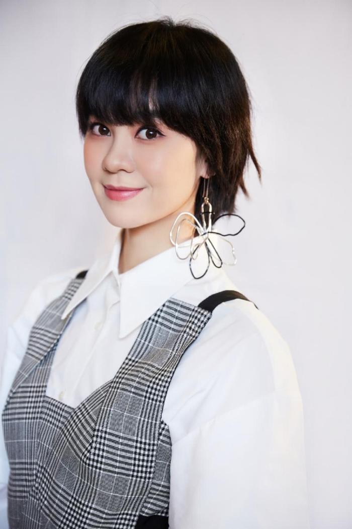 郁可唯歌手 郁可唯,出生-玩石不恭