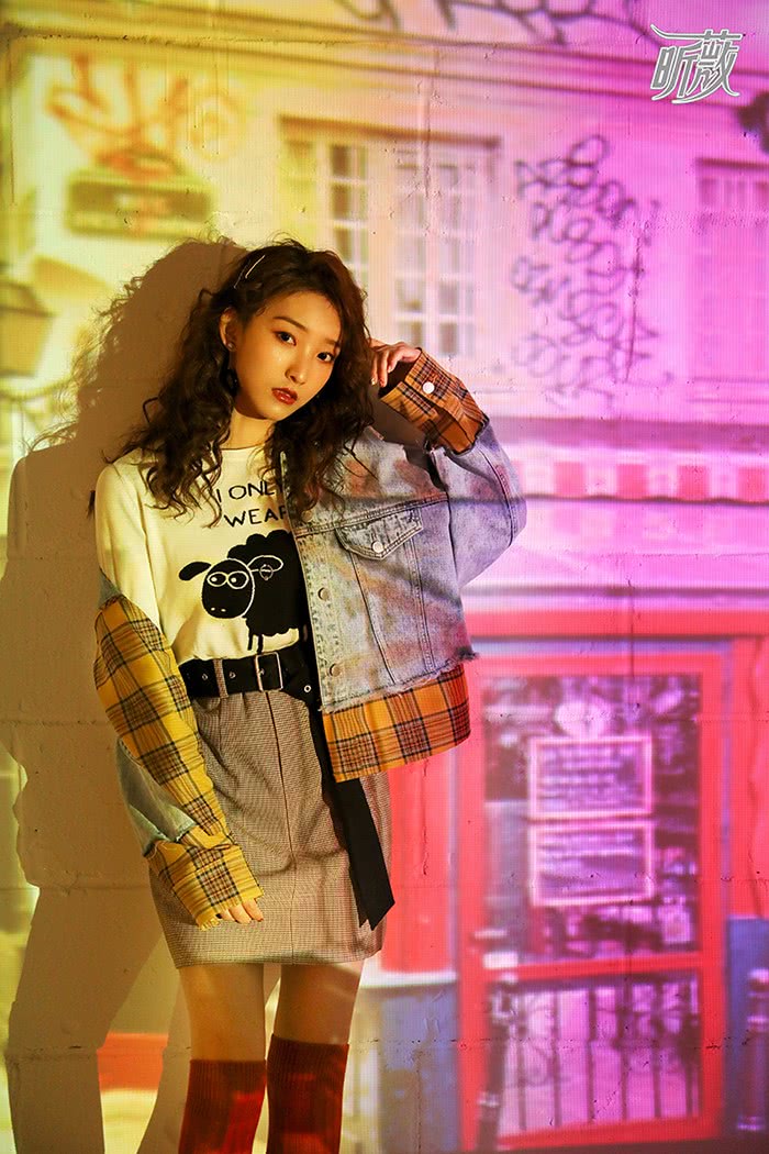 高颖浠演绎时尚大片甜美少女混搭风格时尚感十足