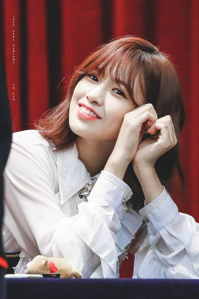 izone张元英用手怼宫脇咲良还翻队友白眼网友她表情好吓人