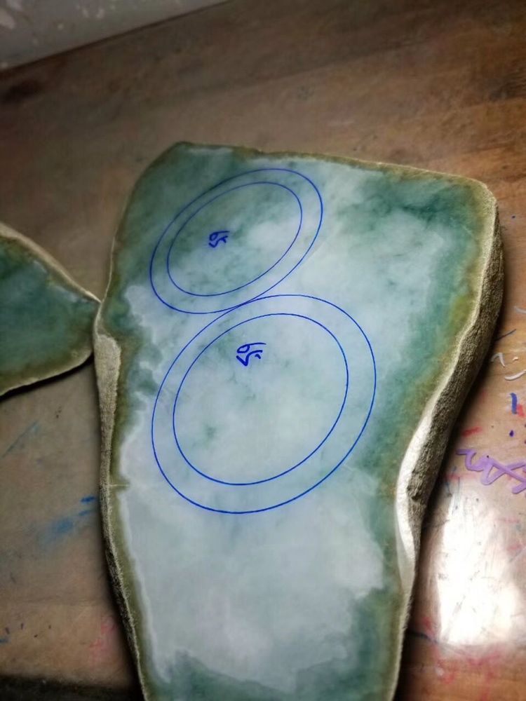 6万买下一块其貌不扬的翡翠原石,一刀切开里面大有文章