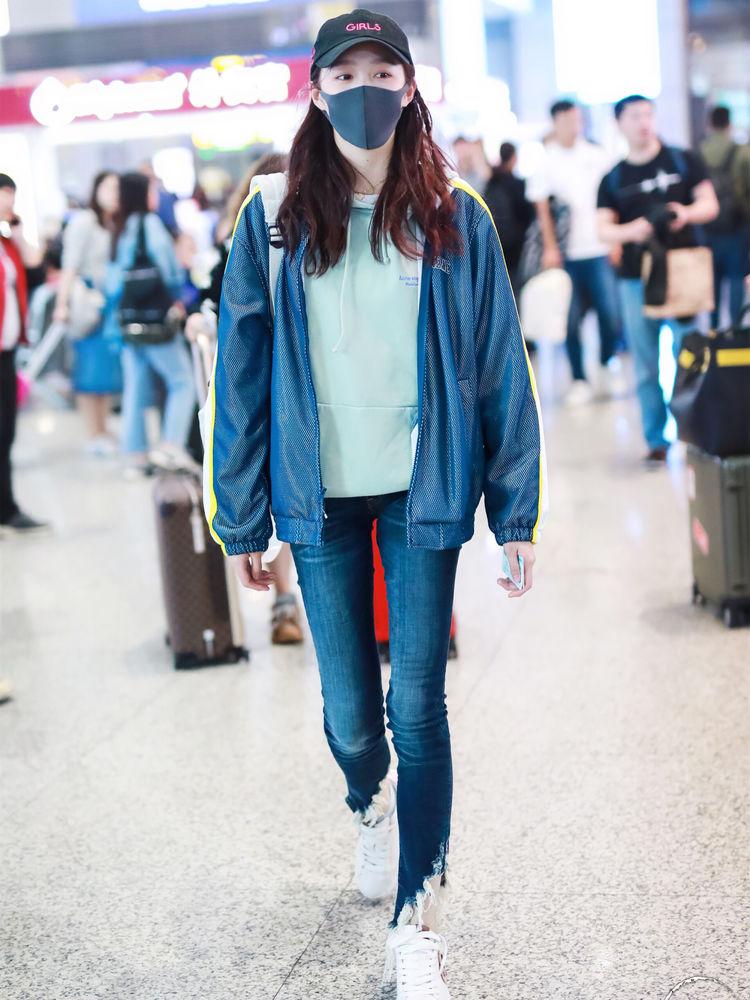 关晓彤紧身牛仔裤还要剪个斜边!