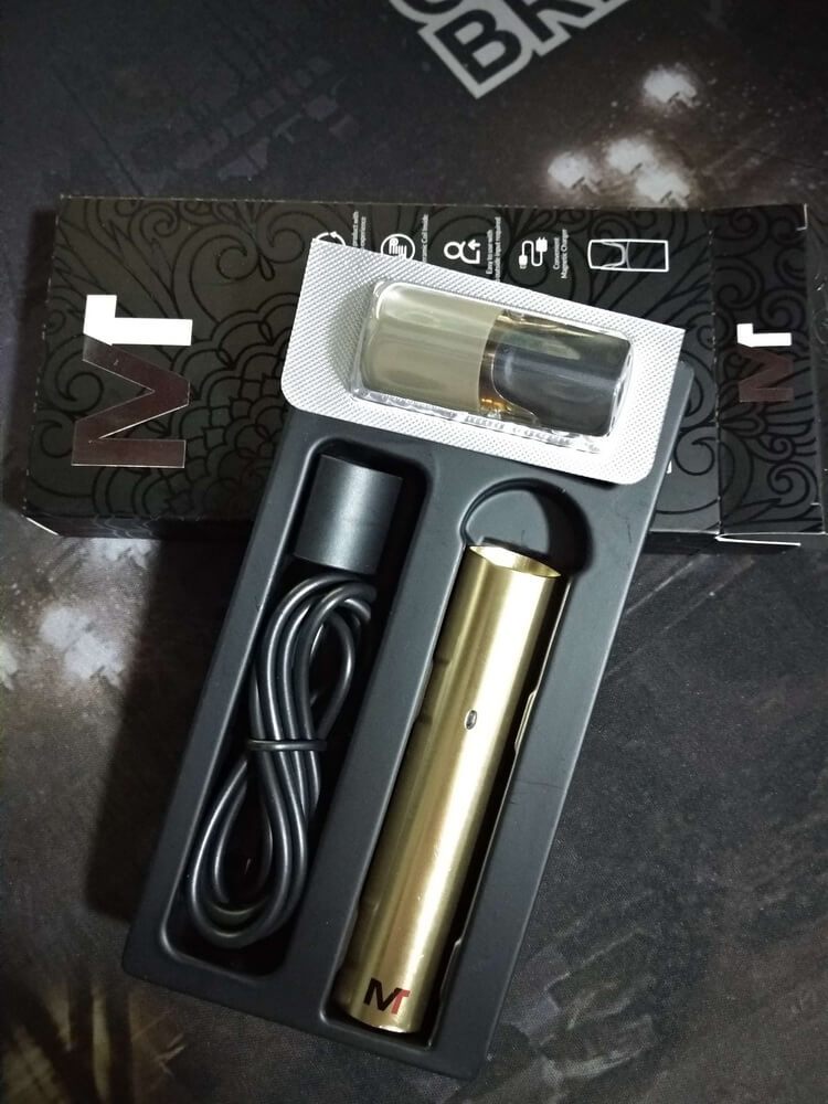 烟弹和磁吸充电器,轻松更换烟弹和充电;5%尼古丁盐烟油配合陶瓷雾化芯
