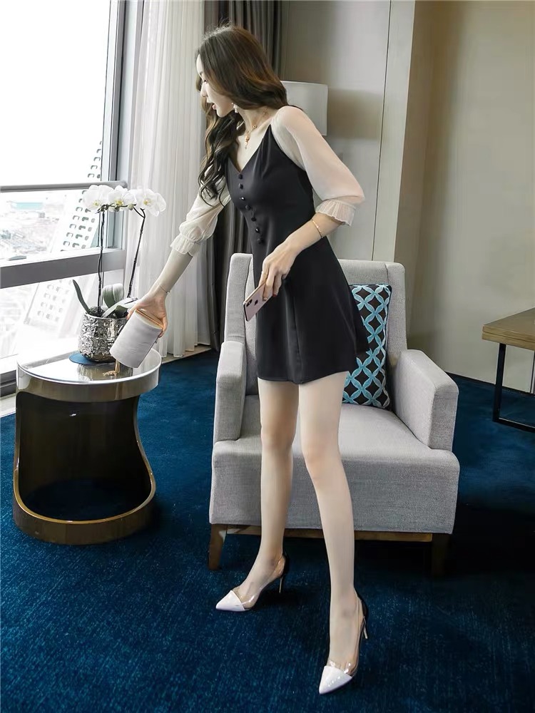 黑色抹胸裙搭配上半透明的长袖,透露出女人若有若无的性感