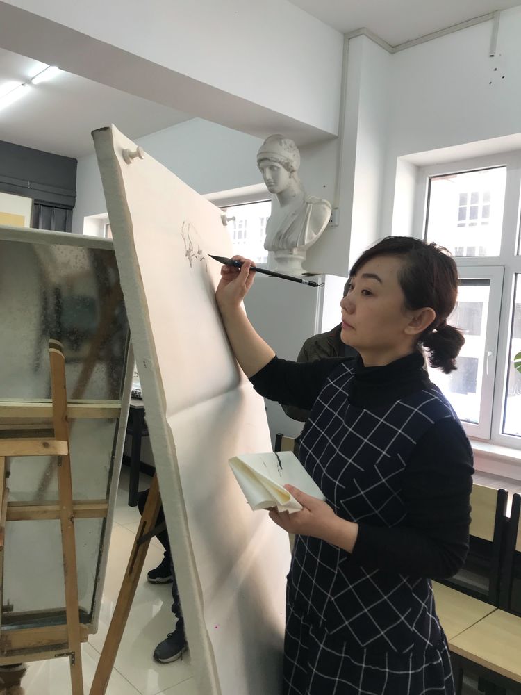 而且还一边鼓励学员们技法上要大胆尝试变型夸张的画法,艺术家的情怀