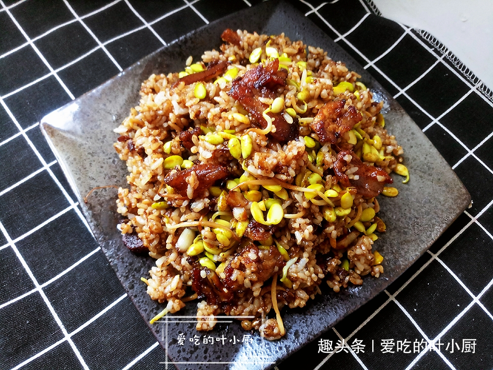 中午下班给自己做的豆芽五花肉炒饭,既当菜又当饭,好吃又解馋!