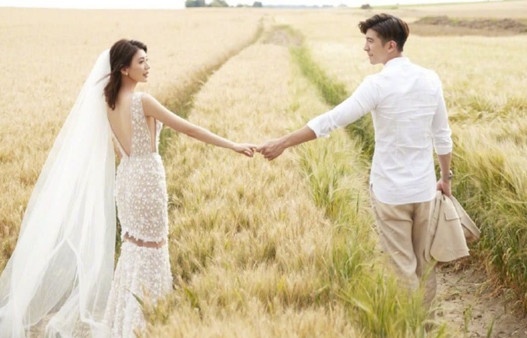 贾静雯修杰楷先晒婚纱照,又晒定制礼盒,"贾以时日,修成正果"