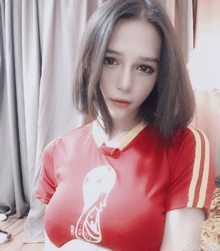 斗鱼二次元迎来超人气主播小银, 她是最美的女装大佬, 能唱会跳