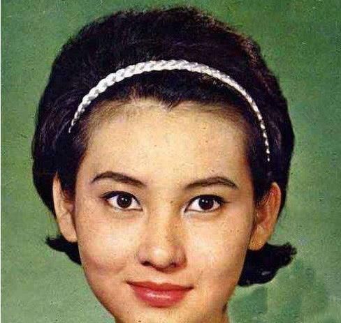 被美誉学生情人,一婚丈夫轻生,二婚未熬过七年,59岁因病离世