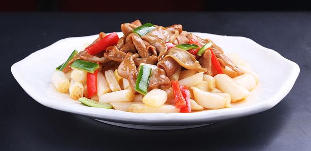 藕尖炒鹅肠,藕尖水分不要炒得太干,保持爽脆的口感