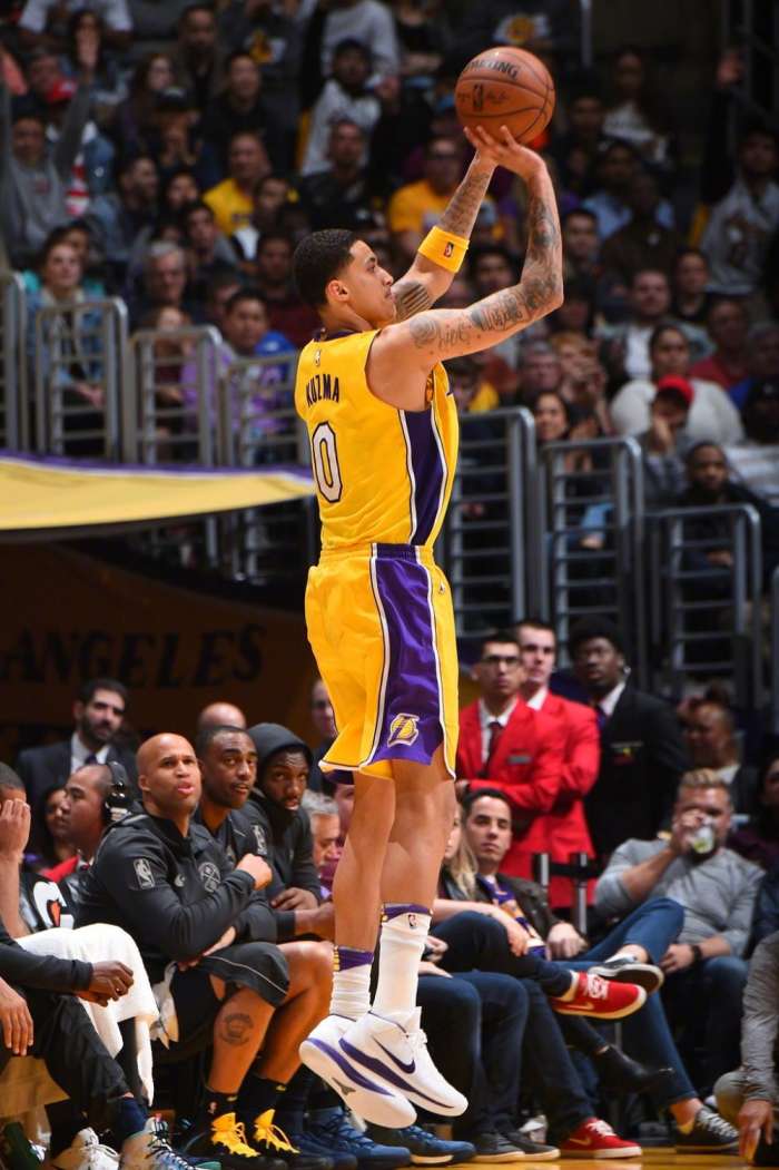 为什么说库兹马是科比的亲传弟子? 打进这一球之后科比起立鼓掌