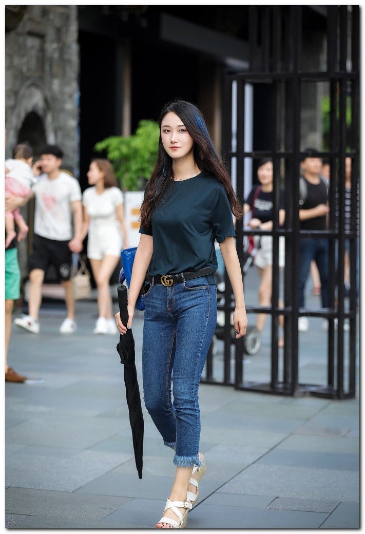 街拍:女生黑色短裙外貌很清秀,有女票了还在偷看她,让人醉了