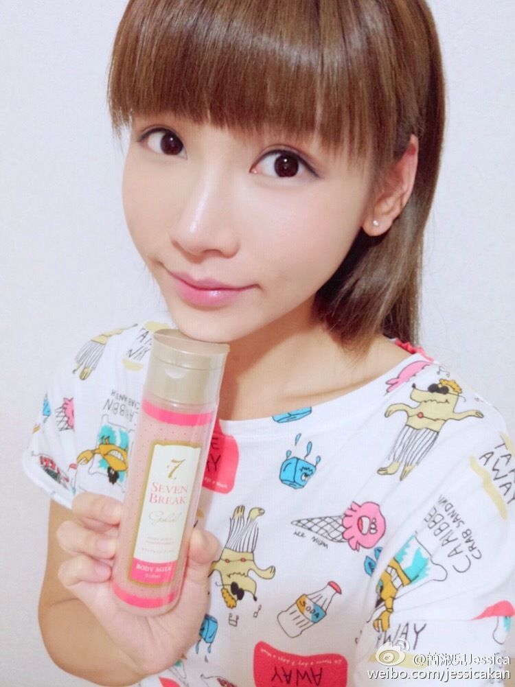 一身装束够仙气!女神简淑儿可爱表情包,强调自己纯天然!