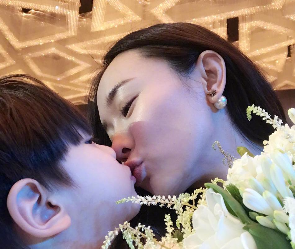 霍思燕带嗯哼在机场被围观, 有人注意她的包包吗? 网友: 粉转黑