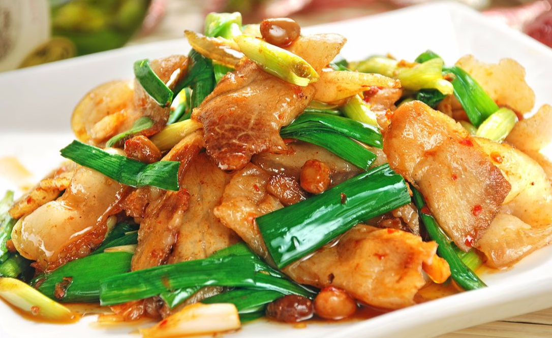 做【回锅肉】需要注意的诀窍:1,不管是做红烧肉还是回锅肉,第一步要做