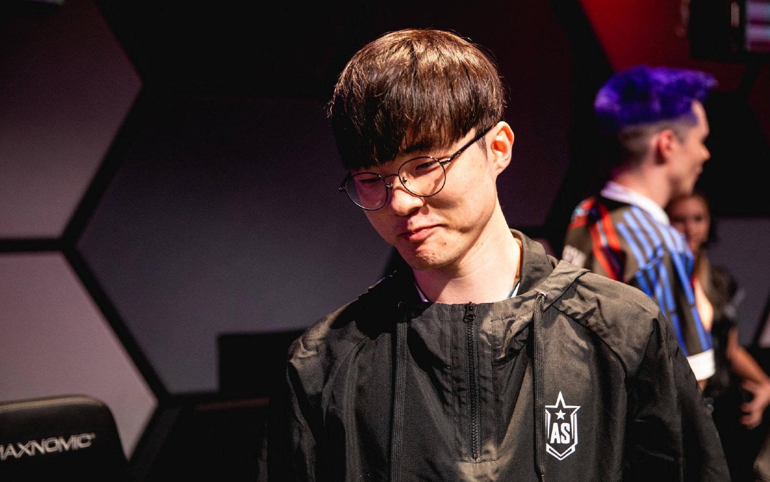 李哥输掉solo赛后表情可爱 网友: 一年进步一点, 三年后拿冠军