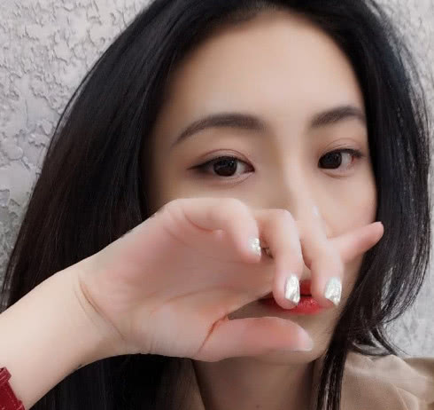 小仙女哭 诉仙洋错 信他人,直播间"抱怨".