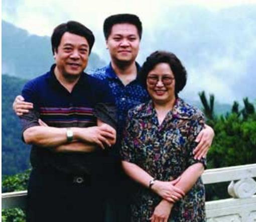 77岁赵忠祥庆生日,头发茂密显年轻,与金婚妻子手牵手甜蜜依旧!