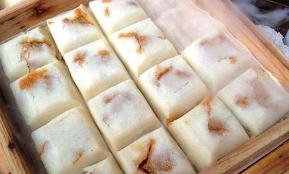 第二种肯定是定胜糕,口感偏酥软,里面还有豆沙夹心,吃起来香甜.